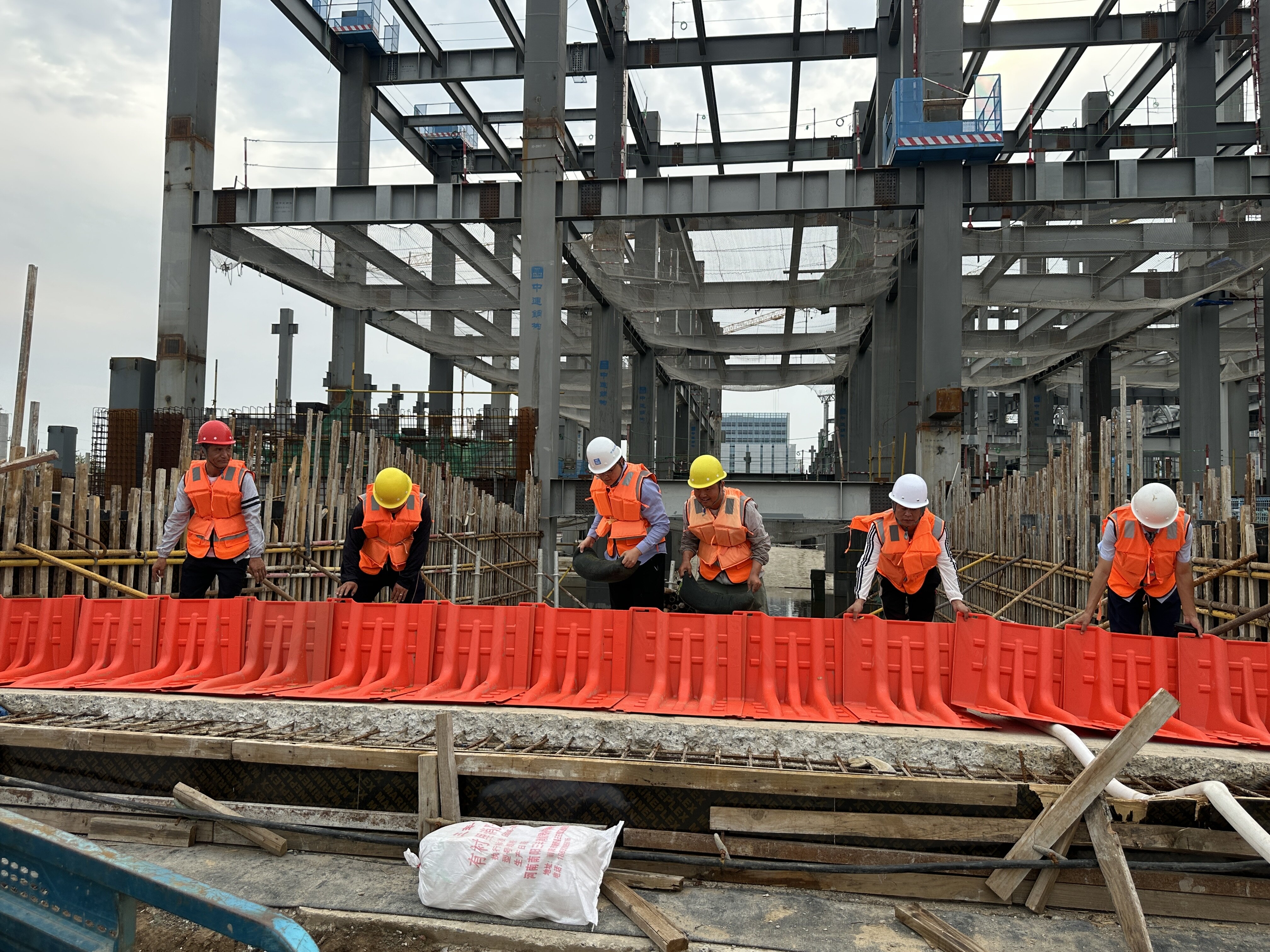 筑牢安全防线 | 日本av女优
高新城公司郑州高新城市文化综合中心项目开展防汛应急演练