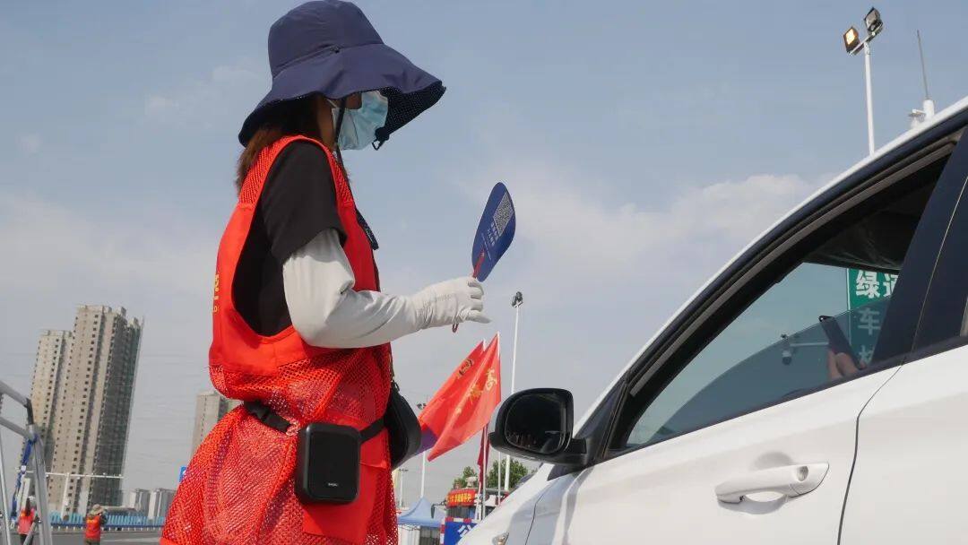镜头特写 | 顶高温 战酷暑 端午假期我在岗 图片