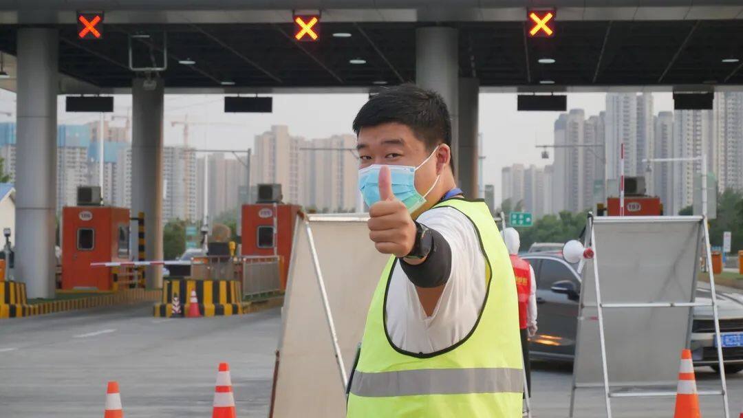 镜头特写 | 顶高温 战酷暑 端午假期我在岗 图片